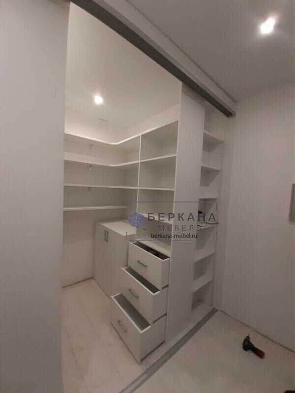 Фото гардеробной с раздвижными дверьми